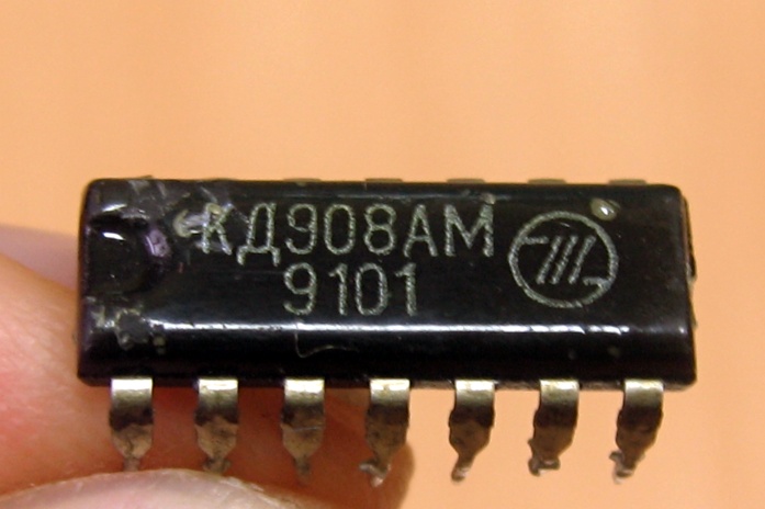   908